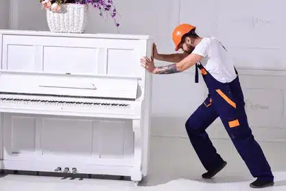 facchino-durante-il-trasporto-pianoforte-verticale